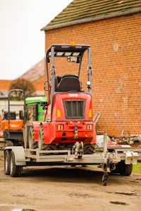 Toyo Radlader in rot steht auf einem Trailer